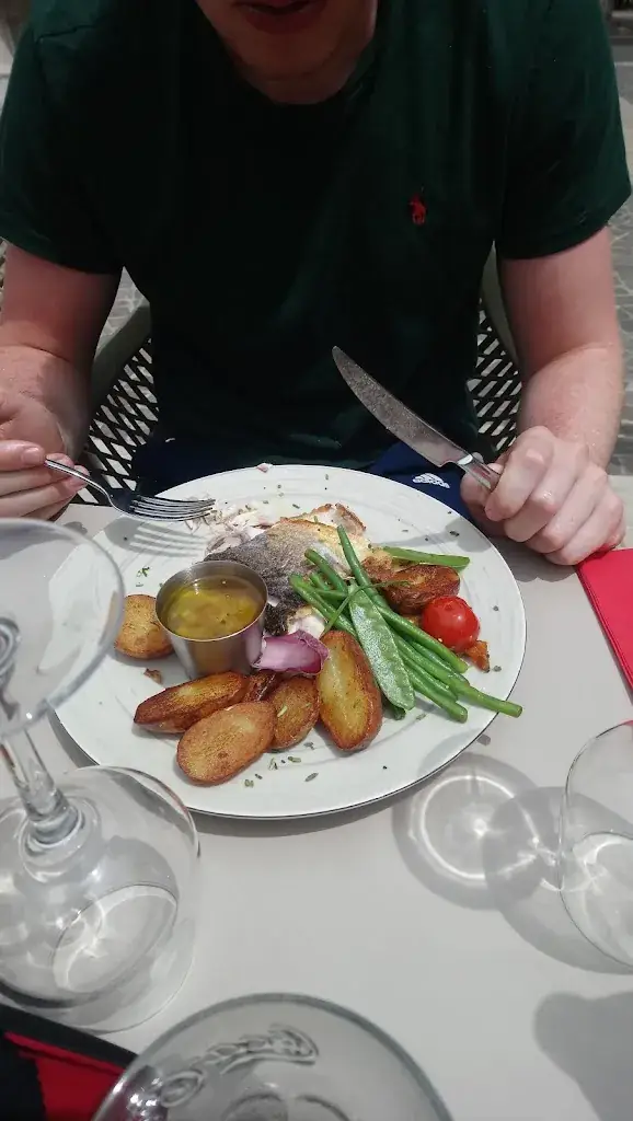 Mike Holligan_L'Absolu_Fréjus_review