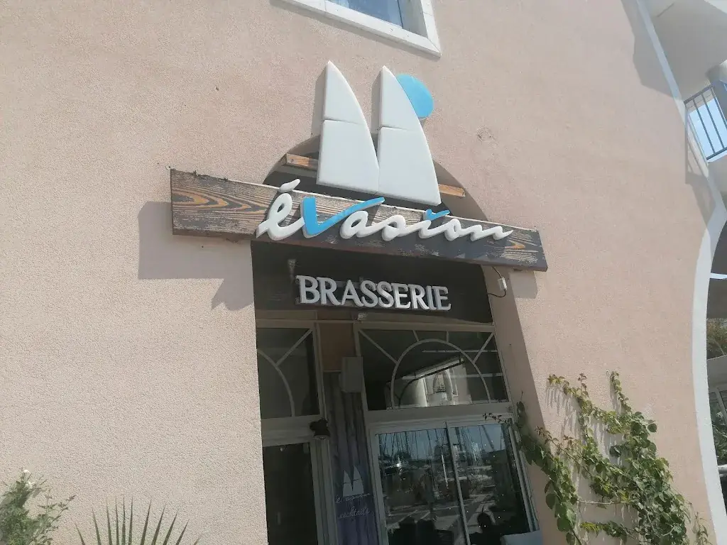 Hadia Courtenay_Évasion: Restaurant - Brasserie - Port Fréjus_Fréjus_review