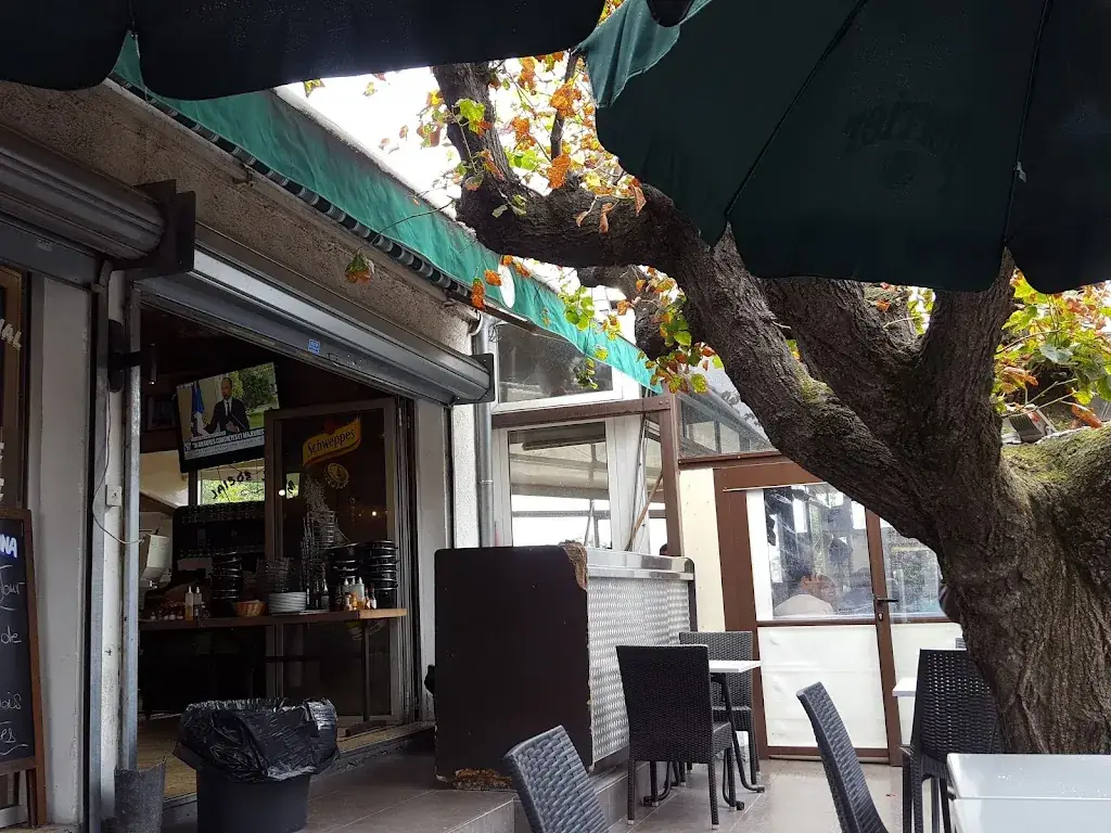 Les Terrasses IV restaurant in Fos-sur-Mer