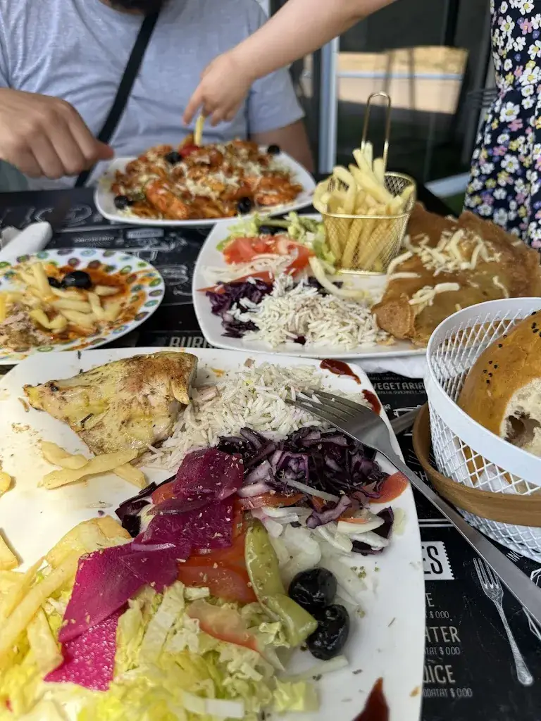 Faten Hamrouni_Les arts rôtisserie pizzeria_Fos-sur-Mer_recensione