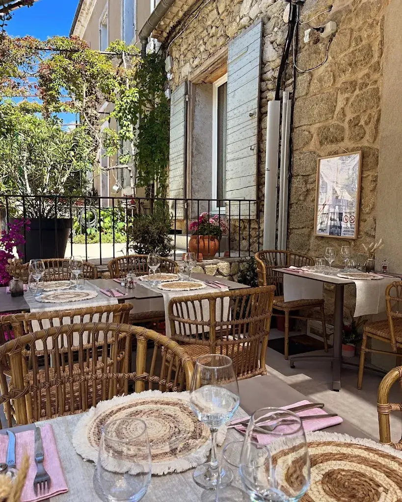 Poivre Rose restaurant in Grambois