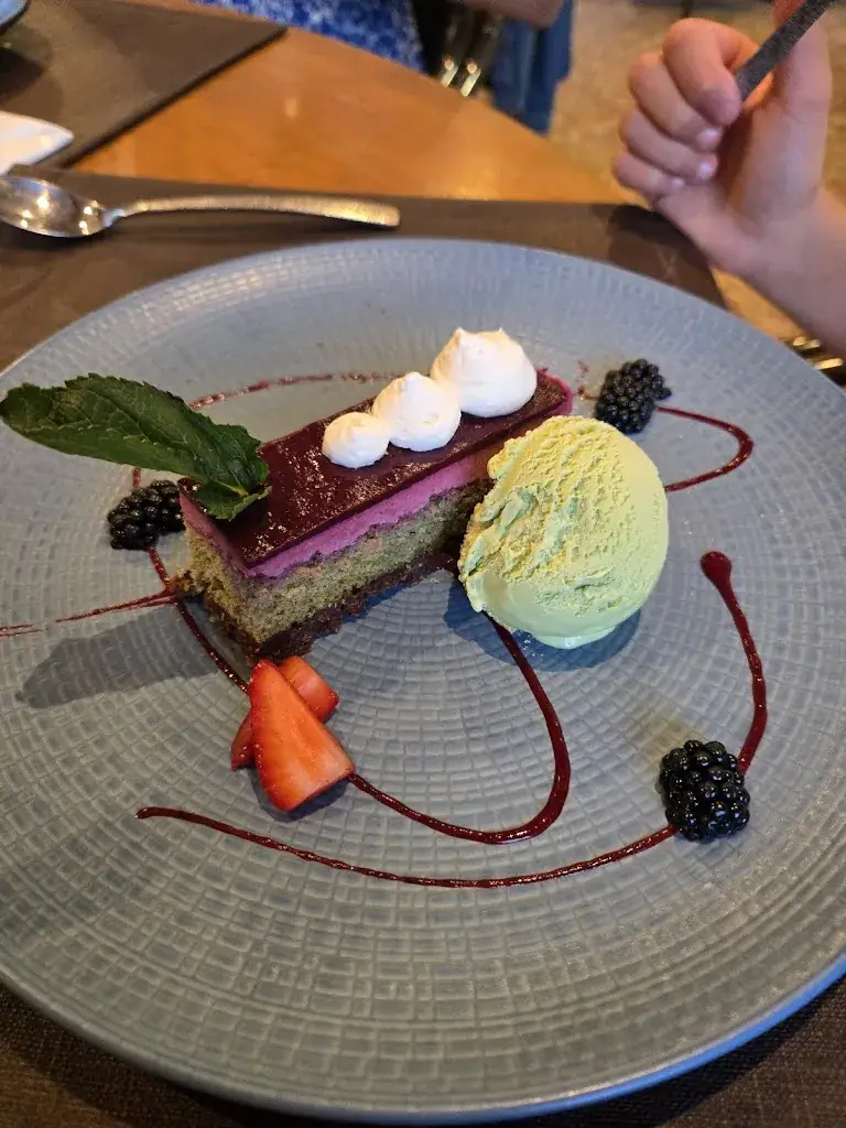 Marina Shchukina_L'Estellan_Gordes_review