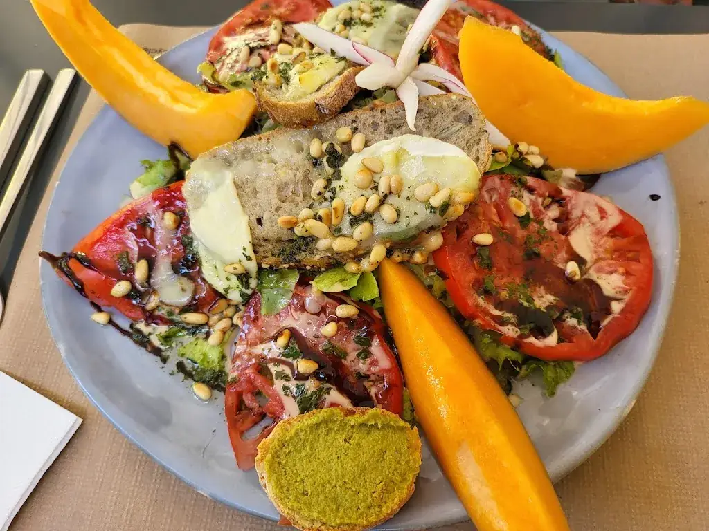 Murat Islam_The Terrace of Gordes_Gordes_review