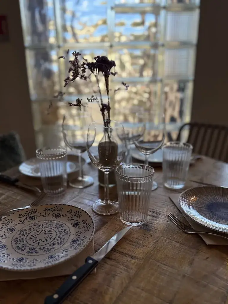 Signe Bajara_Chez Jeff et Ju_Grimaud_review