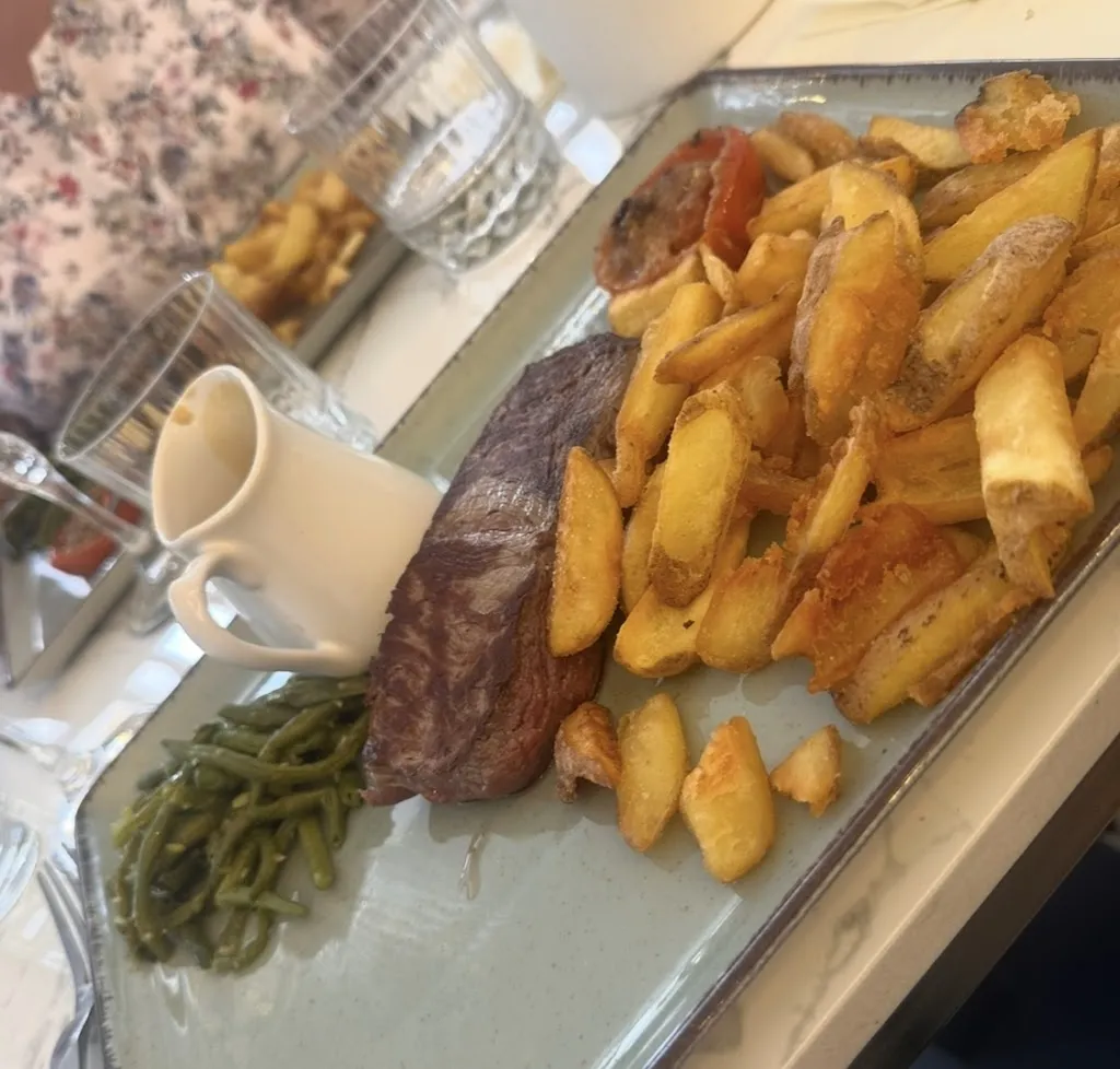 Valerie Demeire_LE SIXIÈME SENS_Grillon_review