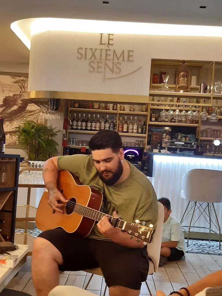 Alexandra f_LE SIXIÈME SENS_Grillon_review