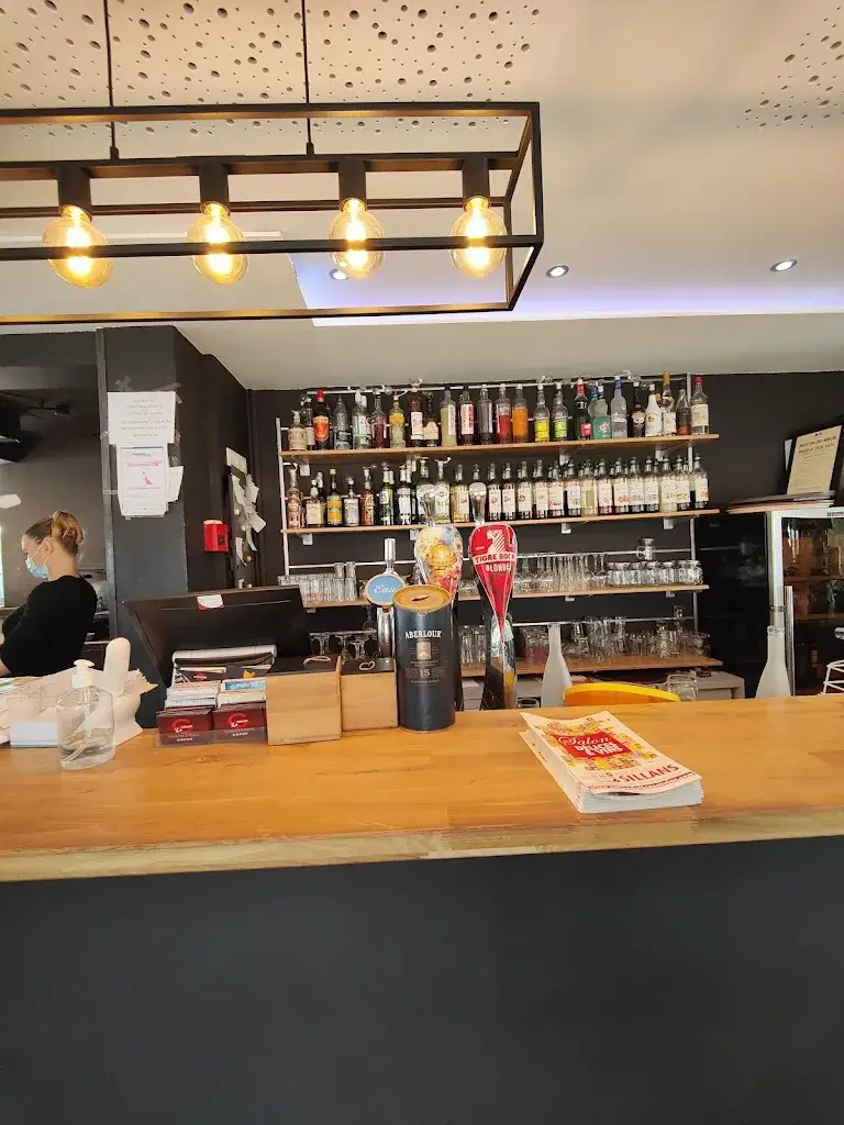 Le Grillon Restaurant in Saint-Étienne-de-Saint-Geoirs