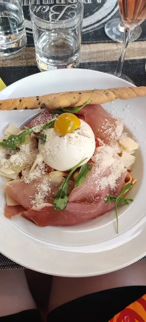 Tale Fyksen Sooaru_La Pastachuca_Hyères_review