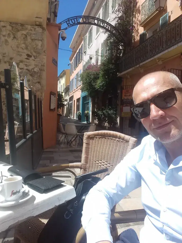 Franck Hembert_L'Alizé_Hyères_recensione