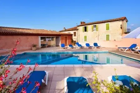 Logis Hôtel des Colonnes restaurant in Gréoux-les-Bains