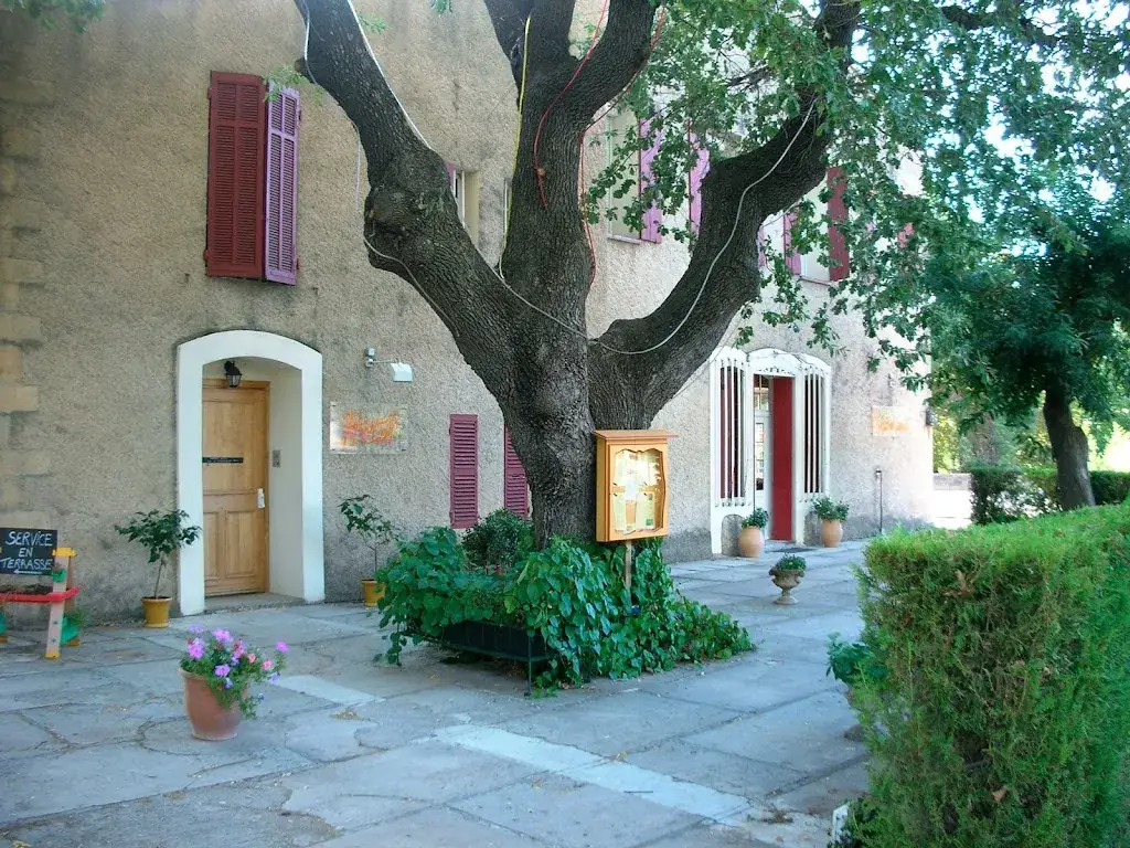 Hostellerie Le Mirabeau restaurant in Peyrolles-en-Provence