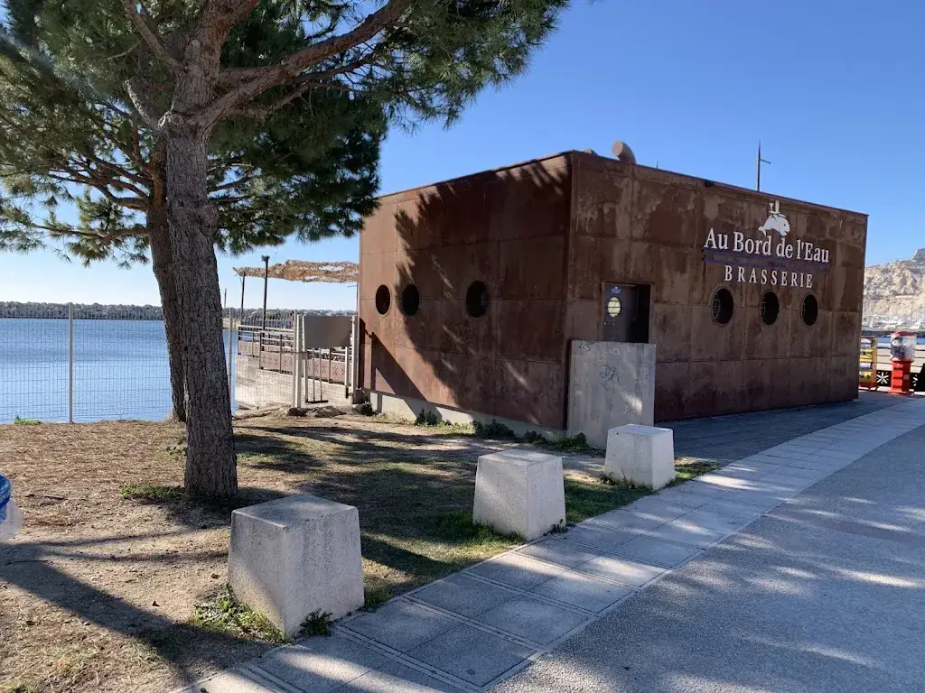 Tomer Eldor_AU BORD DE L'EAU_Marseille_review
