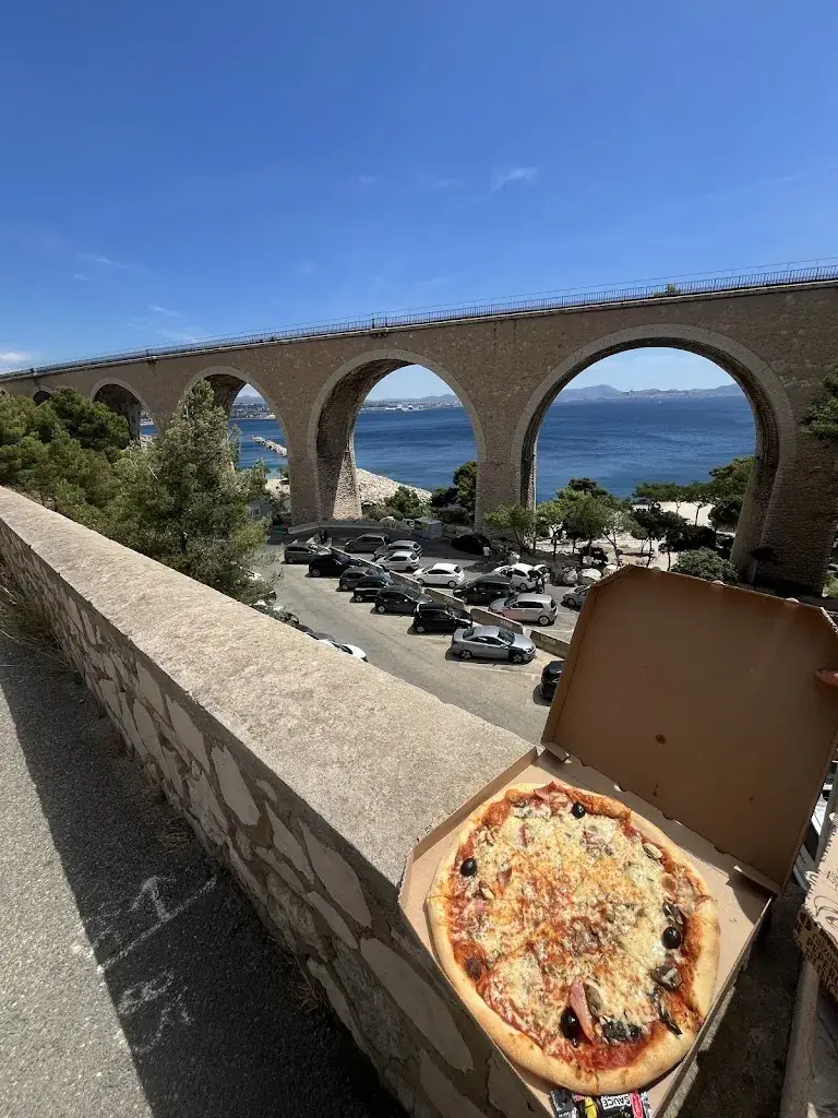 Konrad Stępień_La storia_Marseille_review