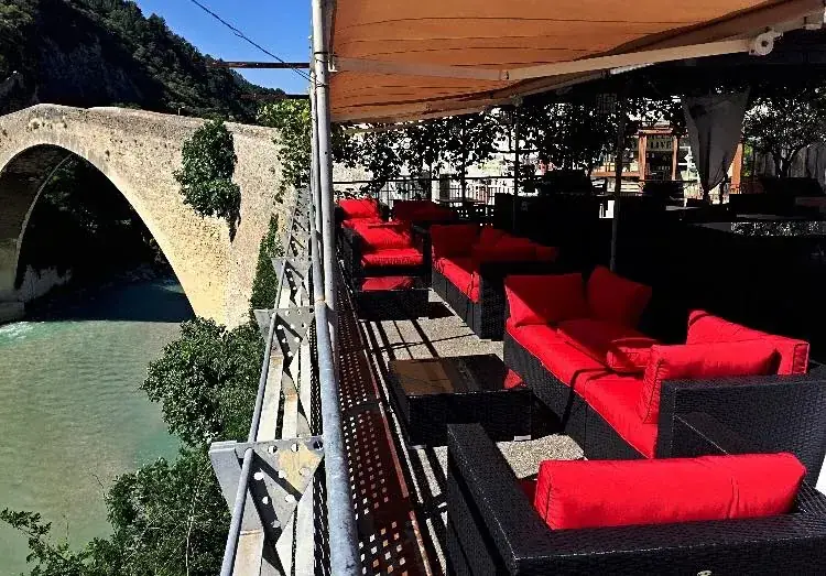 Les Terrasses Du Pont restaurant in Nyons