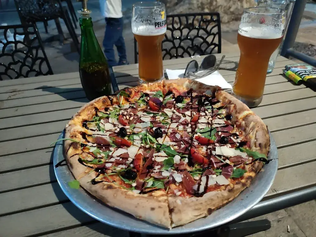 Jade Puzenat_Café de L'Univers_Istres_review