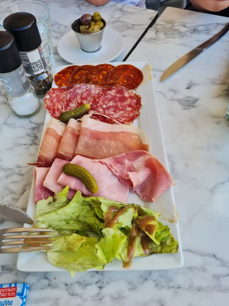 Valerie Glutz_Insula_L'Isle-sur-la-Sorgue_review