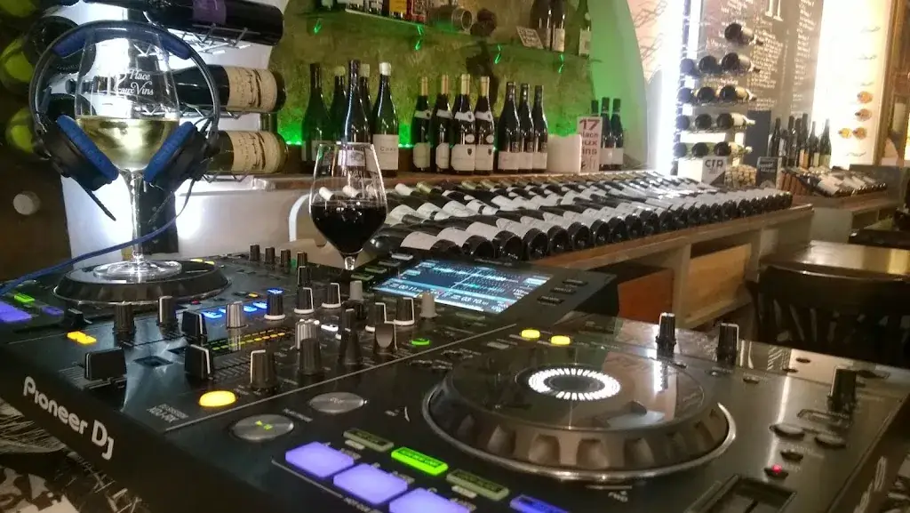 17 Place aux Vins restaurant in L'Isle-sur-la-Sorgue