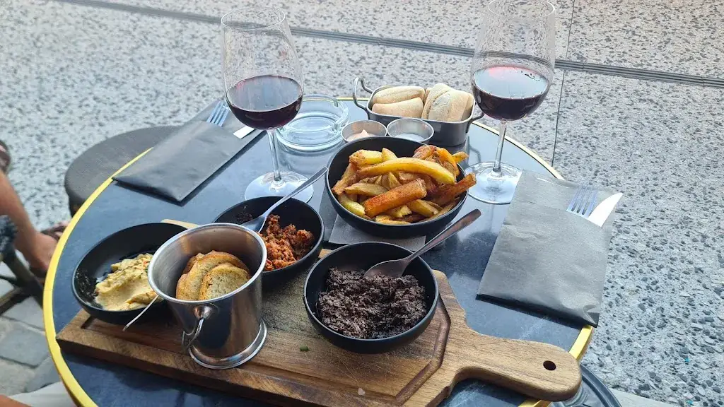 17 Place aux Vins_L'Isle-sur-la-Sorgue_slider_image_3