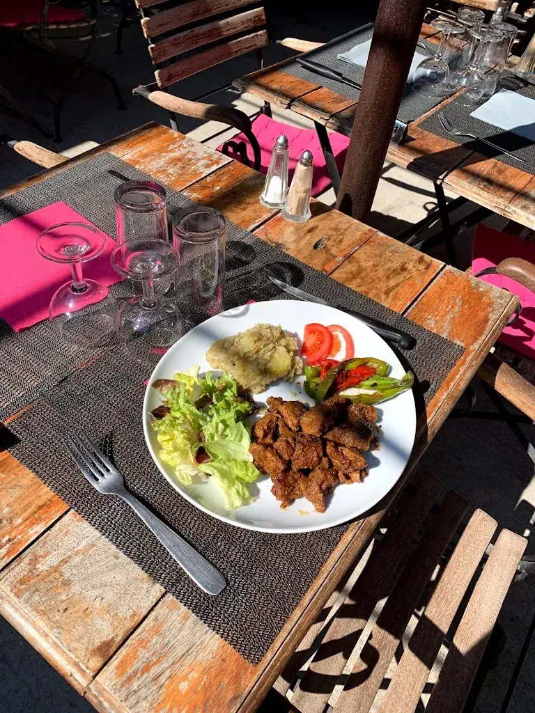 Au petit creux restaurant sur place_Fare-les-Oliviers_slider_image_2