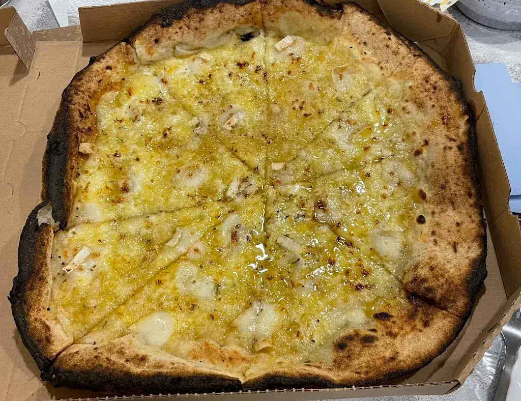 Raynaldo pizza_Fare-les-Oliviers_slider_image_3