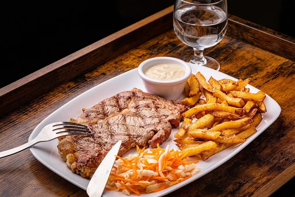 Tonton Gust La Garde_Garde_slider_image_3