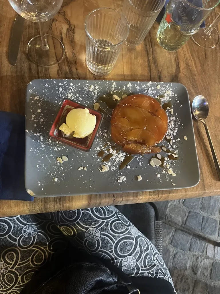 Lucie Cuzange_Bistrot de la fontaine_Garde_review