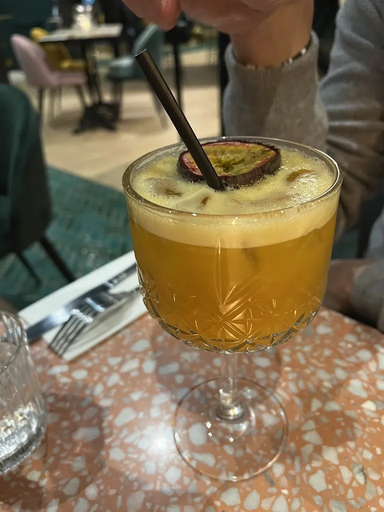 May Ezzi_Livia_Perreux-sur-Marne_review