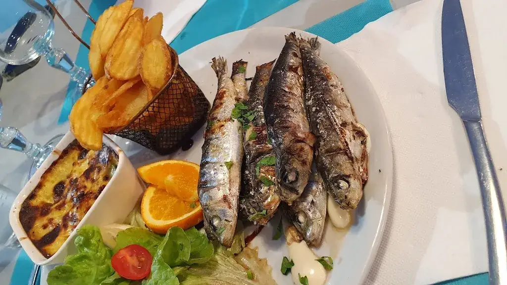 Diane Blouin_Le Carré du port_Londe-les-Maures_review