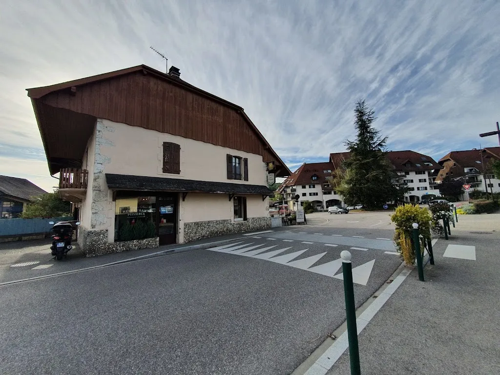 Café de la place POISY_Poisy_slider_image_2