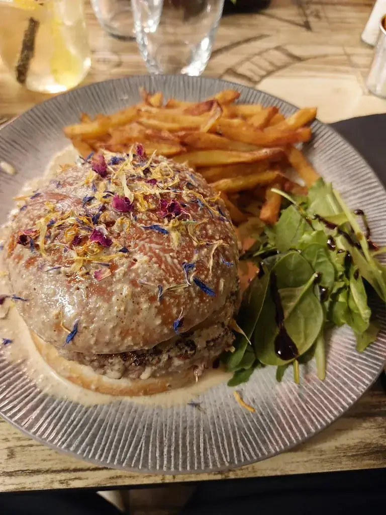 Laura Lebreton_La tavola_Trinité_review