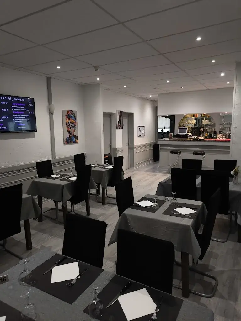 Le Pavillon Bleu Restaurant in Trinité