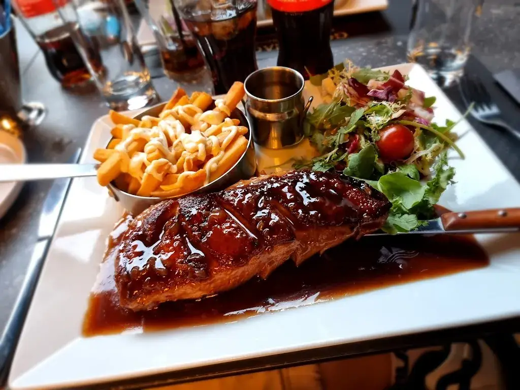 Julia Madonna_GOLD EAGLES Restaurant Brasserie Pub_Marseille_review