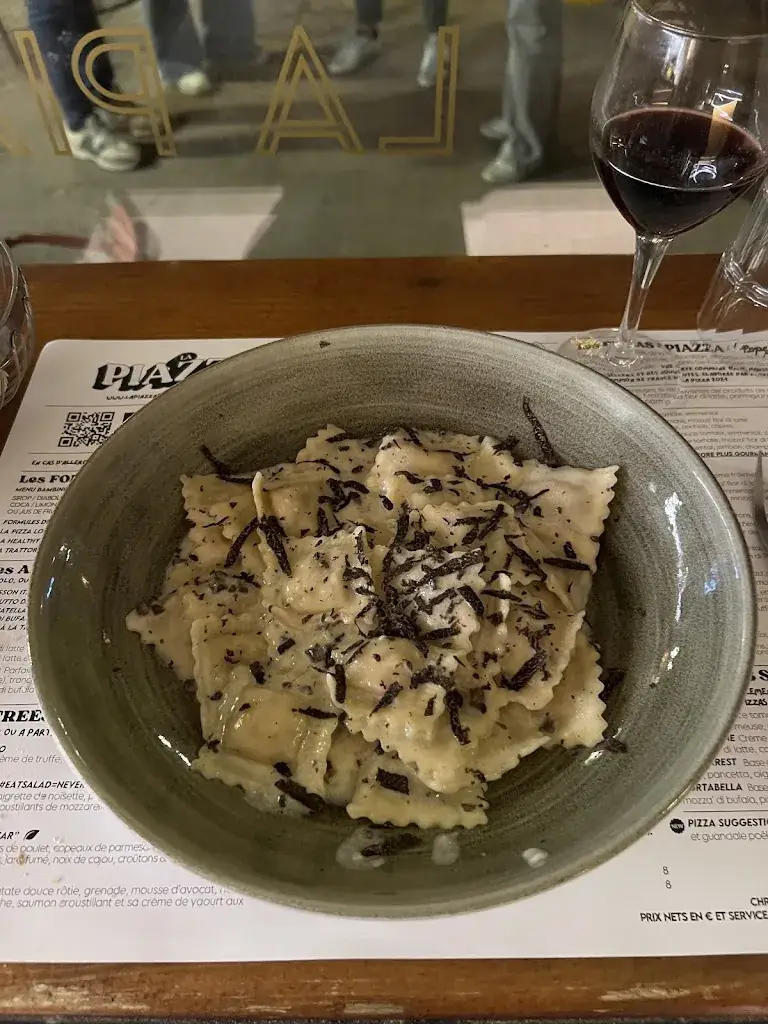 Виктория Паюл_La Piazza_Seyne-sur-Mer_review