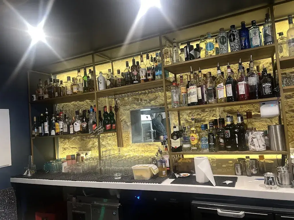 Scott Henke_La Piazza_Seyne-sur-Mer_review