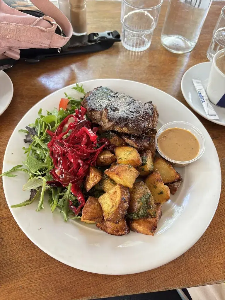 ibrahim hafez_Le Bastringue_Paris_review