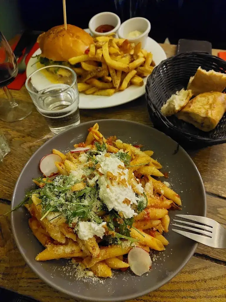 Рахилка Симонова_Le Bastringue_Paris_review