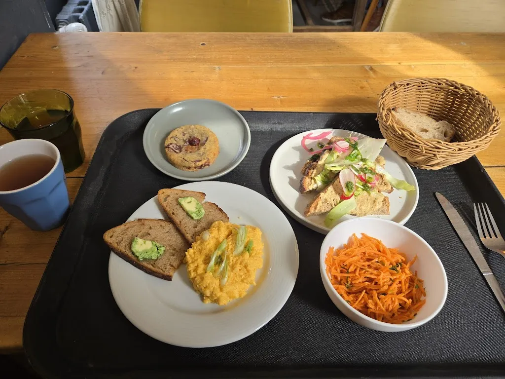 Kelly Harrington_Le Pavillon des Canaux_Paris_review