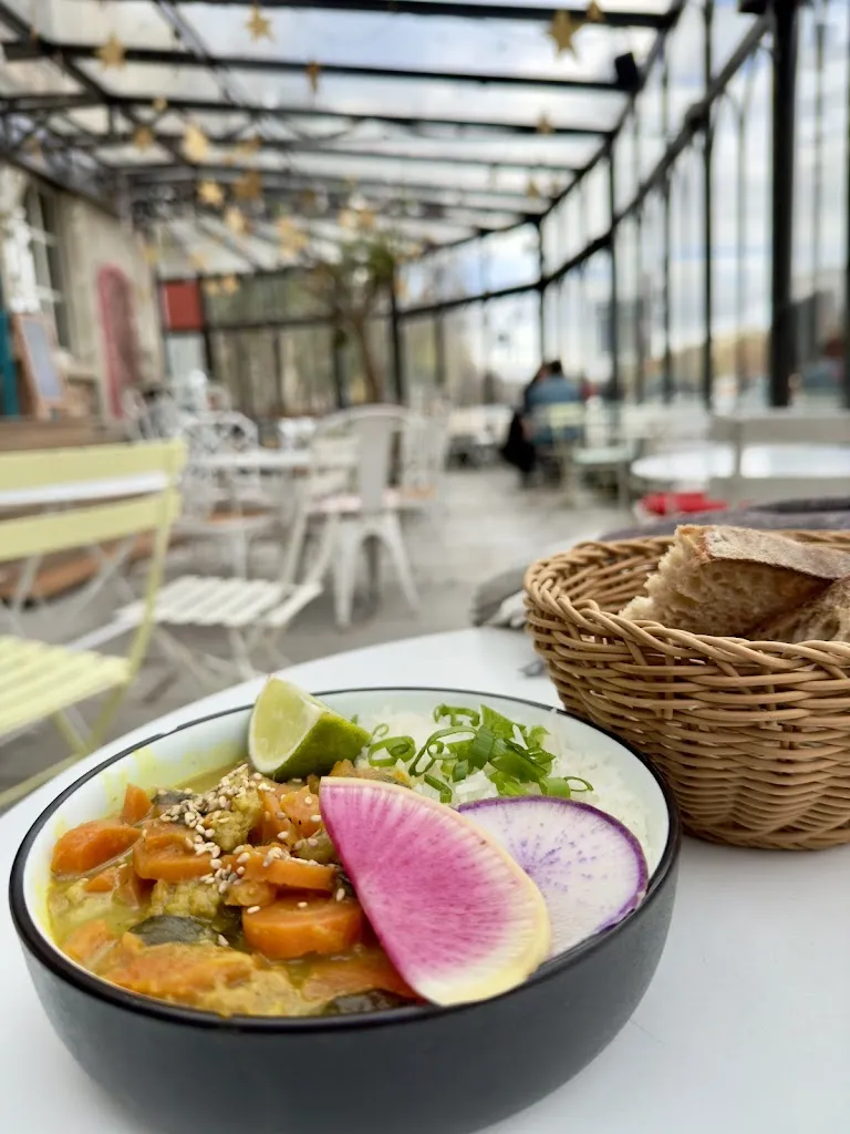 Chris Bonnett_Le Pavillon des Canaux_Paris_review