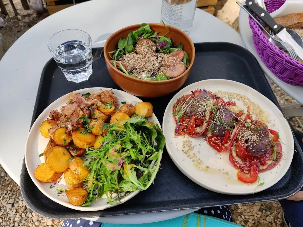 Lucie Ferretti_Le Pavillon des Canaux_Paris_review