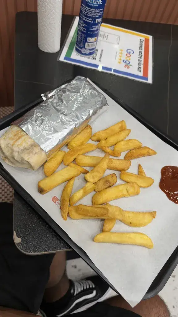 Cristian Sanchez_Golden Food ( near Generator )_Paris_review