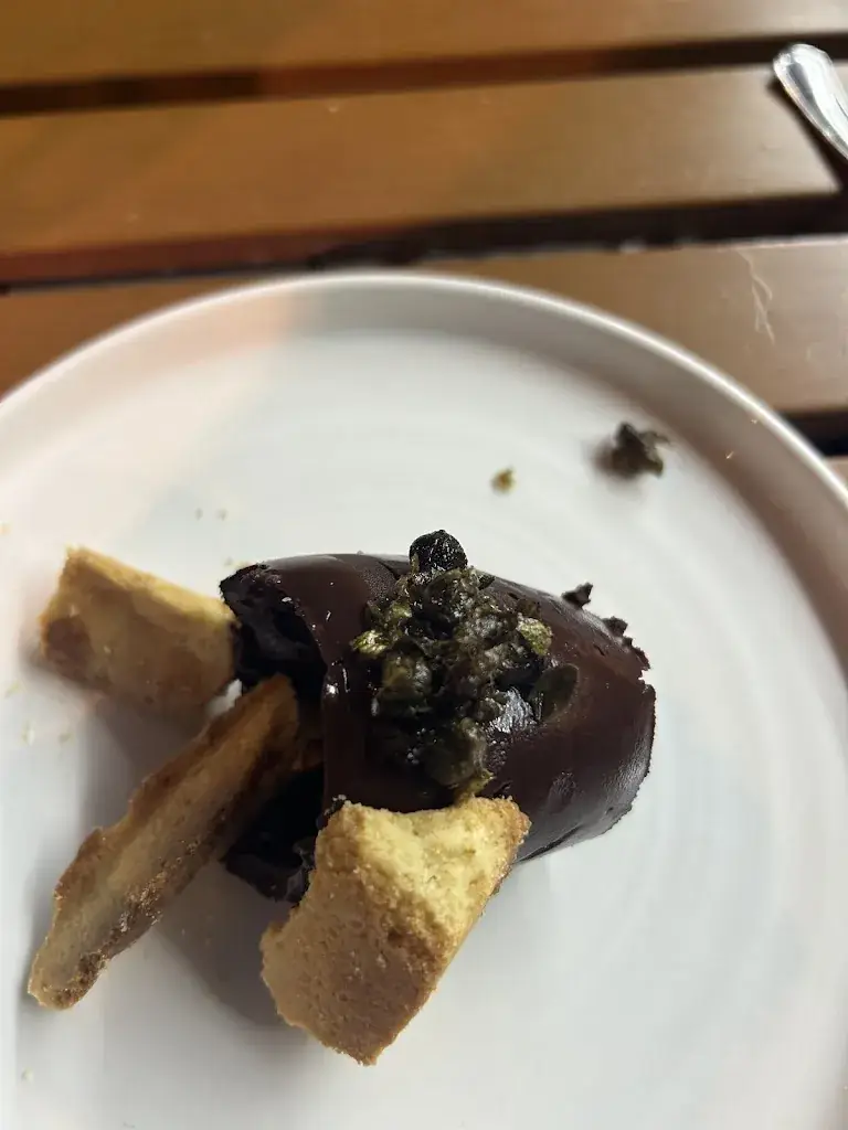 Eileen Moyer_Restaurant Trois B_Paris_review