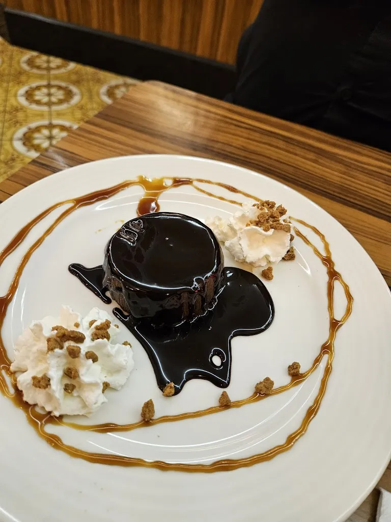 Chris Huish_Le Bellerive_Paris_review