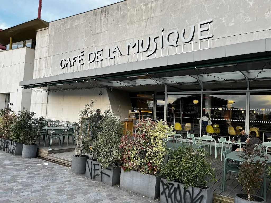 Elaine C_Café de la Musique_Paris_review