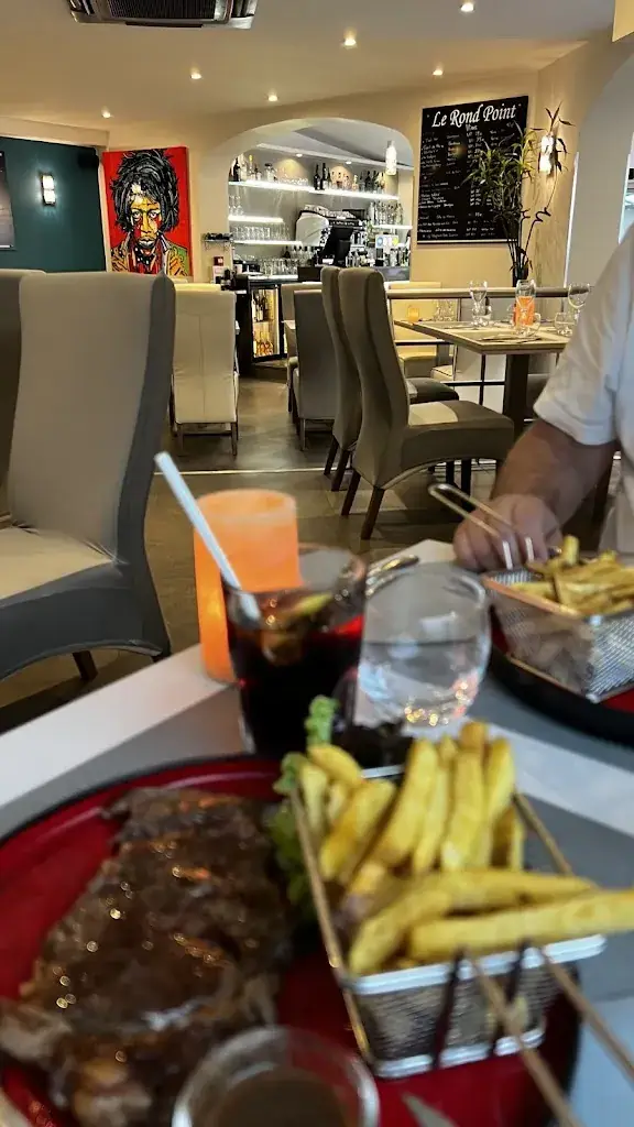 Anamaria Tuca-Vilceanu_Le Rond Point_Cannet_review