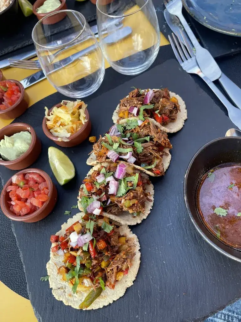 yasmine washash_El Quetzal_Laragne-Montéglin_review