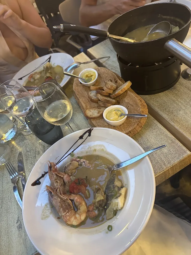 Elizabeth Hilfiger_L'Emberluque_Lavandou_review