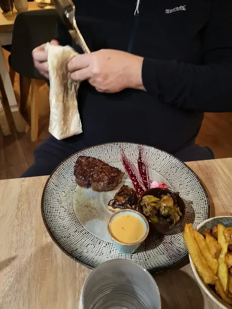 Matt Pitt_Le Café Cézanne_Lavandou_review