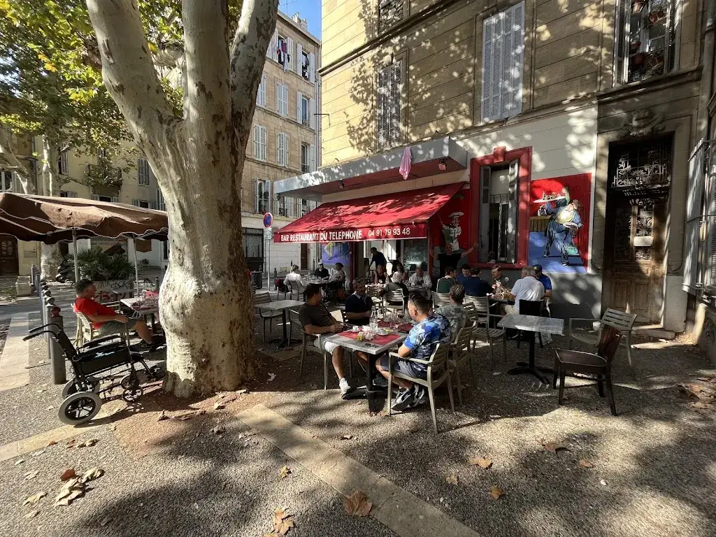 Meredydd Hughes_Bar restaurant du téléphone_Marseille_recensione