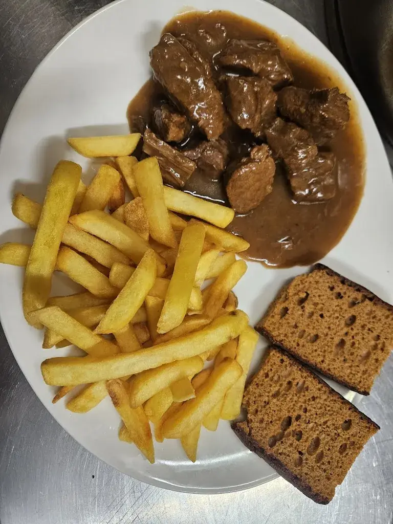 L'Auberge Saint Santin Cantales restaurant in Saint-Santin-Cantalès