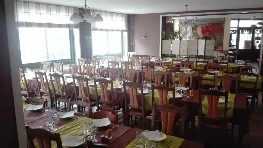 Hotel Du Commerce restaurant in Pleaux